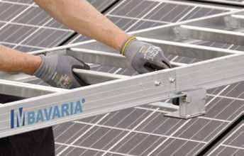 31 Solardachleitern Videolink: BAVARIA Solardachleiter 695 Die verschiebbaren Rahmenauflagen lassen sich ohne Kontakt zur Solarfläche positionieren.