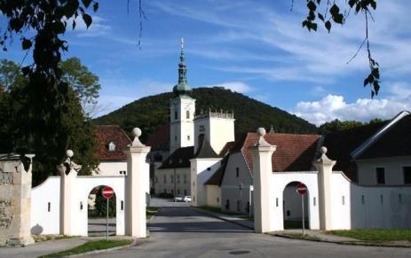 Halbtagesausflug zum Wienerwald und nach Mayerling Highlights: Genießen Sie eine traumhafte Fahrt durch das malerisch romantische Helenental.