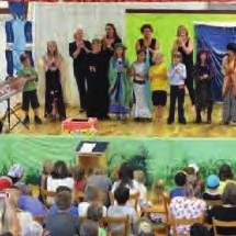 Das Kinder- und Jugendtheater Kinsau hier beim Schlussapplaus einer früheren Aufführung probt ein von Sybille Neuhaus eigens für die Gruppe geschriebenes Stück. Am 7./8.