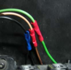 Den alten Stecker der H4-Birne abschneiden Leitungen abisolieren und farblich passend an die neuen Leitungen quetschen.