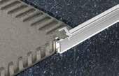 Schlüter -LIPROTEC-PB Schlüter -LIPROTEC-PB ist ein hochwertiges Podestkantenprofil aus eloxiertem Aluminium mit einer 25 mm breiten Sichtfläche.