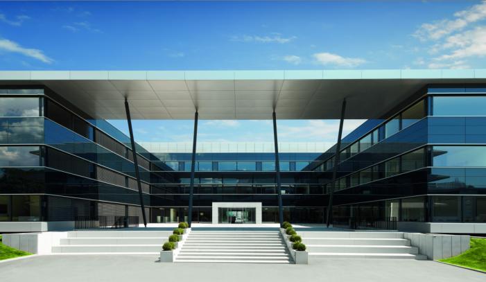 Bildlegende Das Bürogebäude «Foyer» Zug ist mit greenproperty, Minergie-ECO und LEED Platinum zertifiziert und gilt als Vorzeigeobjekt für nachhaltiges, ökologisches Bauen.