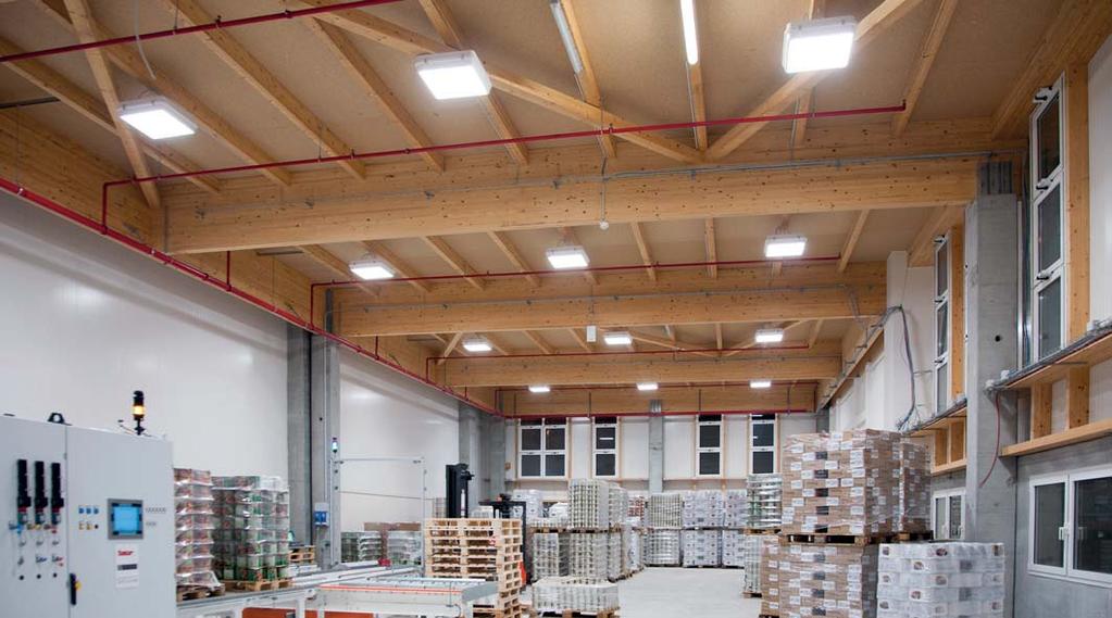 LED-Leuchte für Anlagen mit hoher Energieeffizienz Konstruktionseigenschaften Lichttechnik Breitstrahlende symmetrische Lichtverteilung. Lebensdauer (L90/B10): 30000 Std.