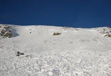 35 Grad steilen, mit Triebschnee gefüllten Südosthang. Dabei löste er ein Schneebrett aus, welches ihn ca. 75 m mitriss und in einer Tiefe von 70 cm bis 100 cm total verschüttet.