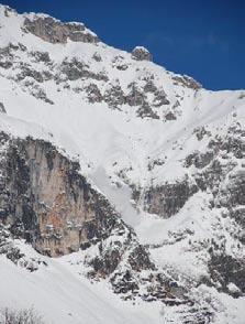 BERICHTE 08/09 91 Abgänge an der Dachstein-Südwand, 28.02.2009 Nach den Schneefällen mit nachfolgender rascher Erwärmung gab es am 28.02.2009 hervorgerufen durch die Sonneneinstrahlung Selbstauslösungen von der Südseite des Dachsteins.