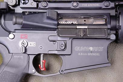 LANGWAFFEN Gunworks AR-15 Concept Gun im Mittelkaliber 6,5 mm Grendel Die drei Hauptbauteile Griffstück, Systemgehäuse (samt Lauf und Handschutz) sowie kompletter Verschlussträger voneinander