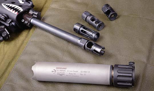 Geradezug-Repetierer wird. Die frei schwingende Laufeinheit wird von einem ventilierten Generation 3 Delta -Kohlefaser-Handschutz in Rifle Length -Länge der US-Firma PRI umkleidet.