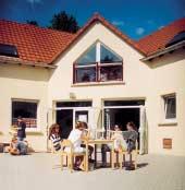 Sie folgt einem außergewöhnlichen architektonischen Entwurf. Lommel Die Jugendbegegnungsstätte Lommel, seit 1993 ganzjährig für Schulklassen und Jugendgruppen geöffnet, liegt im Nordosten Belgiens.