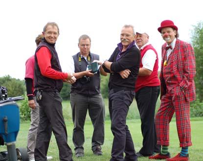 Begrüßt wurden die Teilnehmer von Maximum, der extra mit seiner ganz speziellen Golfausrüstung nach Warnsdorf gekommen war.