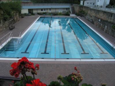 30. Der Schwimmunterricht findet im Freibad statt. Das Becken ist 25 m lang und 12 m breit. (Rechnung - Antwort) a) Berechne die Größe der Wasseroberfläche.