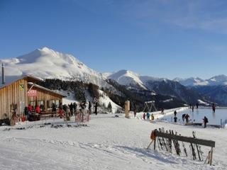 Von hier ist es nicht mehr weit zum Bergrestaurant Raguta mit dem sensationell gelegenen Eisfeld (http://www.alpraguta.ch).
