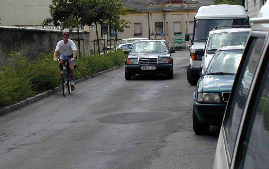 Wherever a car overtakes a cyclist bicycle contraflow is also possible Quelle: Meschik M., Klosterneuburg Institute for Transport Studies, Dpt.