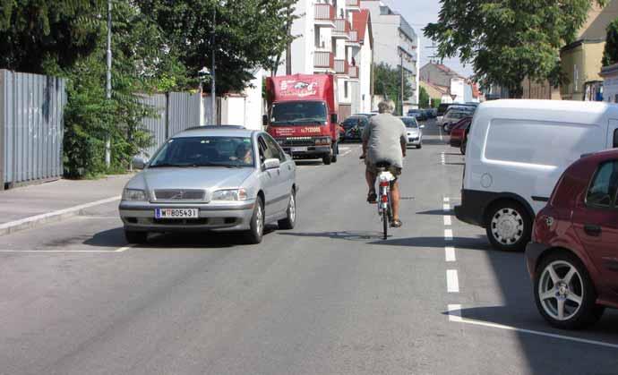 Swerving cyclist and car in contraflow Quelle: Felczak A.