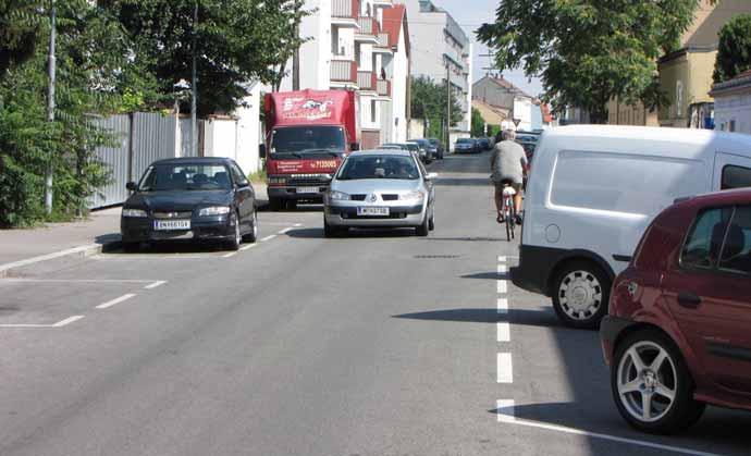 Swerving cyclist and car in contraflow Quelle: Felczak A.