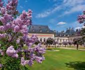 FOR CULTURAL ENTHUSIASTS On the Trail of Augustus the Strong Movie of the tour In the Lilac Courtyard of the New Palace at Pillnitz Palace The Dresden