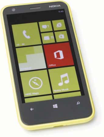 Prüfstand Smartphones Wechselbare Gehäuseschalen und ein sehr helles Display hat das handliche Nokia Lumia 620. Kurze Akkulaufzeiten zwingen zu häufigem Aufladen. len auch einzeln zu kaufen.