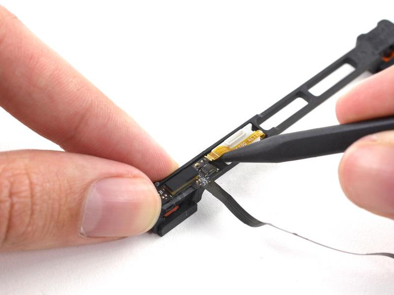Verwende das flache Ende eines Spudgers, um das Festplattenkabel aus der Sensorklammer zu hebeln.