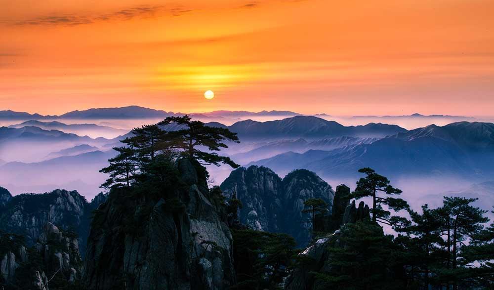 Chinas schönste Nationalparks Shanghai, Zhangjiajie, Fenghuang, Chengdu, Jiuzhaigou, Hangzhou, Huangshan, Shanghai 14 Tage Tournummer: CRD-SR1 Huangshan-Berg Eine exklusive Kombination von drei der