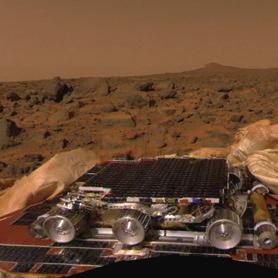 Der Mars beherbergt nicht nur den größten Vulkan und die tiefste Schlucht in unserem Sonnensystem, viele seiner geologischen Formationen wurden scheinbar auch von Wasser geformt, das auch heute noch
