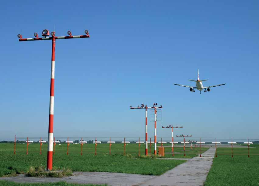 An- und Abflugverfahren Für einen geordneten, sicheren Verkehr im Luftraum müssen Flugzeuge bestimmte, festgelegte Routen nutzen. Das gilt natürlich auch und vor allem für Starts und Landungen.