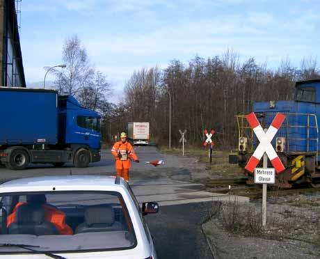ÖPNV/BAHNEN warnkreuz SPEZIAL Nr. 29 Bei der Postensicherung ist der Lokrangierführer auch durch den Straßenverkehr gefährdet.