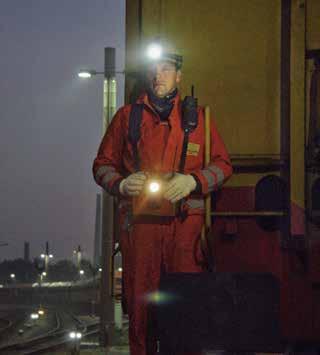 VBG-Fachwissen Der Lokrangierführer mit Kopflampe ist deutliche besser zu erkennen. die Rangiereinheit für andere Mitarbeiter im Eisenbahnbetrieb sowie für Straßenverkehrsteilnehmer erkennbar ist.