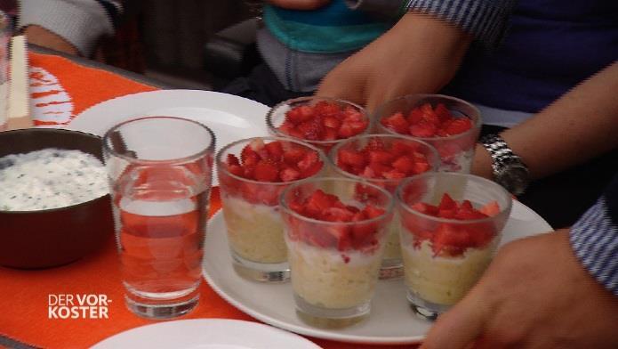 Erdbeeren mit Grießpudding und Minzpesto für 4 Personen 1 Ei 1 Liter Milch 2 Esslöffel Zucker (nach Bedarf geht auch Vanillezucker) 1 Teelöffel Zitronenabrieb 1 Prise Salz 125 Gramm Weichweizengrieß