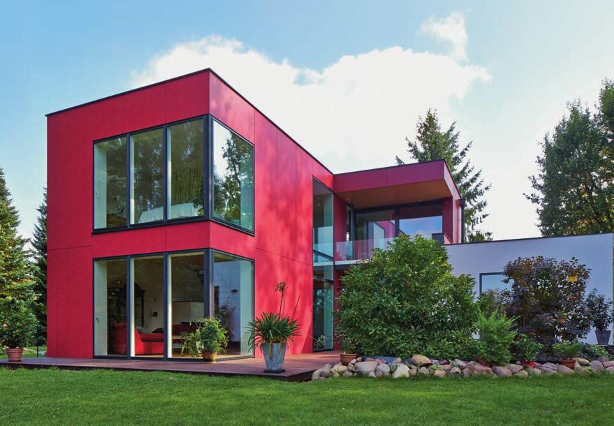 Das»MAX-Haus Design S«mit der markanten roten Fassade ist ein Energieeffizienzhaus in Holzrahmenbauweise. Es unterschreitet die Anforderungen nach KfW 70-Vorgaben.