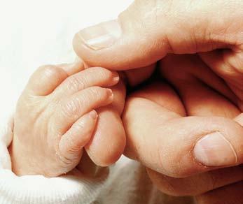Babys 1. Jahr Reflexe Ihr Neugeborenes kommt mit einer Reihe von angeborenen Reflexen auf die Welt, die in den ersten Wochen einen deutlichen Einfluss auf seine Bewegungen haben.