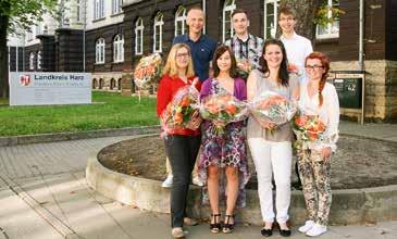 21 Verabschiedung der ehemaligen Azubis und Eröffnung des Ausbildungsjahres 2015 Blumen und Schultüten in der Kreisverwaltung Halberstadt.