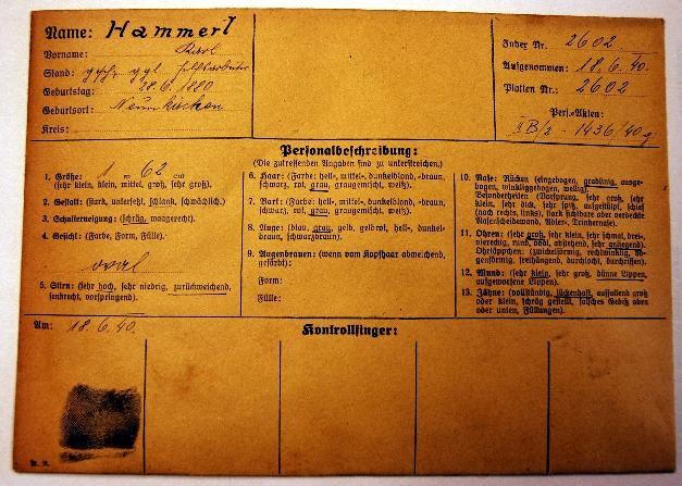 Abb. 1: Photo der Karteikarte, die von der Gestapo Wien über Karl Hammerl angelegt wurde. Aus der Karteikarte ist folgendes ersichtlich: Karl Hammerl, gesch., ggw. Hilfsarbeiter, geb. 28.06.
