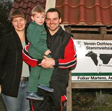 Tiergesundheit und mehr Rinder Betrieb Martens: 145 melkende Kühe plus Nachzucht 10 300 l Milch pro Kuh und Jahr 105 ha Land (Acker- und Weideland) Familienbetrieb mit 2 Auszubildenden Familie