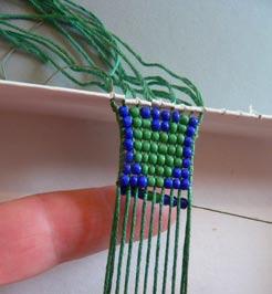 So kannst du die Farben ordentlich untereinander malen und vergisst beim Weben keine Perle. Schau dir die erste Reihe des Musters gut an.