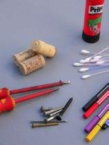 Basteln mit Recyclingmaterial Spielfiguren aus Korken basteln 2 3 5 6 Als erstes nimmst du eine lange Schraube, die durch einen Korken gedreht wird. Du kannst ihn entweder hochkant oder quer nehmen.