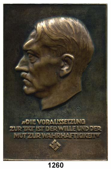 111 1260 Hitler, Adolf Messingplakette 1933 (H. Moshage). Kopf links über Hitler - Zitat und Hakenkreuz. 140 x 95 mm.