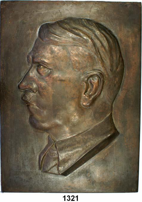 118 1321 Hitler, Adolf Einseitige Eisengußplakette o.j. (um 1938) Kopf mit Kragen links, rechts unten F1 / Rs. Schrift (vertieft): Eigentum der / N. S. B. O.