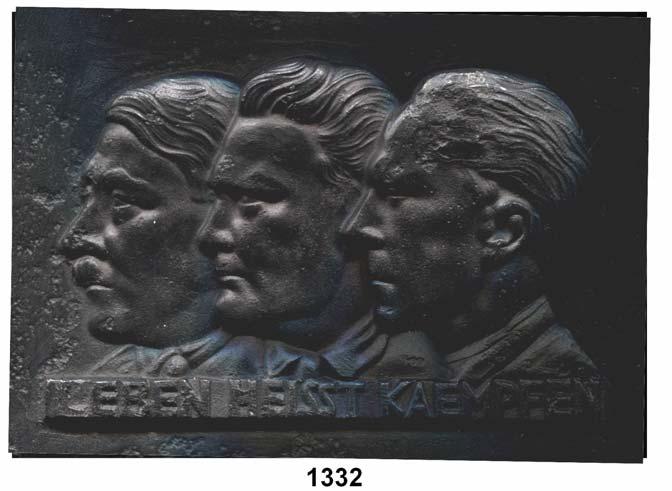 120 1332 Hitler, Adolf Eisengußplakette o.j. (ab 1938, v. Felgenträger). Die Büsten Hitlers, Görings und Göbbels' links. Lauchhammer Bildguß Gs 20, S. 190. 147 x 103 mm. Hohes Relief.