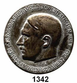 121 1340 Hitler, Adolf Braune Porzellanmedaille 1939 (Staatliche Porzelanmanufaktur Meißen) auf Hitlers 50. Geburtstag. C-H C-118. Scheuch 2095.a. 37,2 mm.