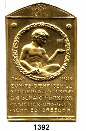 126 1391 Sachs, Hans Silbermedaille 1976 zu seinem 400. Todestag (Erlanger 1308 und 310). Galvano auf die Medaille 1576 von Maler, dazu WHW-Abzeichen mit Brosche. LOT 4 Stück.