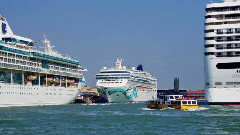 Der Hafen der Kreuzfahrtschiffe In der Sommersaison von März bis November liegen vorwiegend am Wochenende mehrere Kreuzfahrtschiffe in Venedig vor Anker.