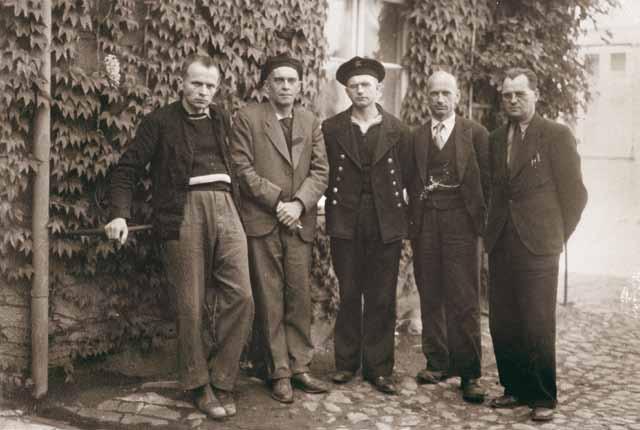 12 Albin Lüdke Albin Lüdke mit ehemaligen Häftlingen des KZ Neuengamme bei einem Treffen im Sommer 1945 in