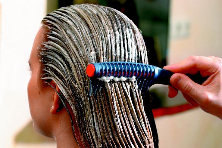Praktisch, haarschonend und sparsam: Rollkamm verteilt Tönungen und Haarkuren optimal Neu bei Waschbär ist der Roll-KA.