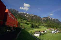 Die Jury würdigte den damit verbundenen Beitrag von Gebrüder Weiss zum nachhaltigen Umgang mit natürlichen Ressourcen. =U5 47073 Container-Tragwagen.