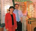 2. Juli 2004 Einkaufen Optik Strohm ist das älteste Optikergeschäft in Lindau Sie sorgen mit Weitblick für die gute Optik ihrer Kunden Die kleine Kamera hinter dem Tisch fährt ganz unauffällig in