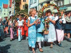 Berichte aus Lindau 2. Juli 2004 Fortsetzung von Seite 1 Wichtiges Datum im Lindauer Kalender Nach dem Sammeln in den Schulen gehts zu den Gottesdiensten.