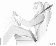 Mit dem Gesäß möglichst weit hinten an der Rückenlehne sitzen. Den Abstand zwischen Sitz und Pedalen so einstellen, dass die Beine beim Treten der Pedale leicht angewinkelt sind.