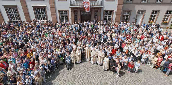 38 Diözesan-Caritasverband Köln BETEN, SINGEN UND SCHWEIGEN Sternwallfahrt der Caritas im Erzbistum Köln R und 1600 haupt- und ehrenamtliche Caritas-Mitarbeiterinnen und -Mitarbeiter verbandes