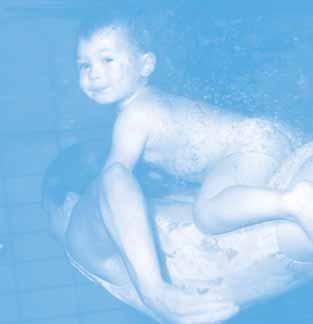 Schwimmen lernen Die Kurse finden ohne Elternbegleitung statt. Die Kinder sollten bereits an Wasser gewöhnt sein.