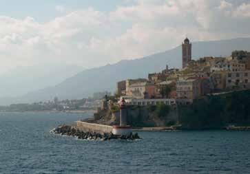 DAS GEBIET Wer sich im Frühjahr und Sommer der Insel nähert, kann Korsika schon aus großer Distanz am Duft der Macchie erkennen, die nirgends so schön blüht wie hier.