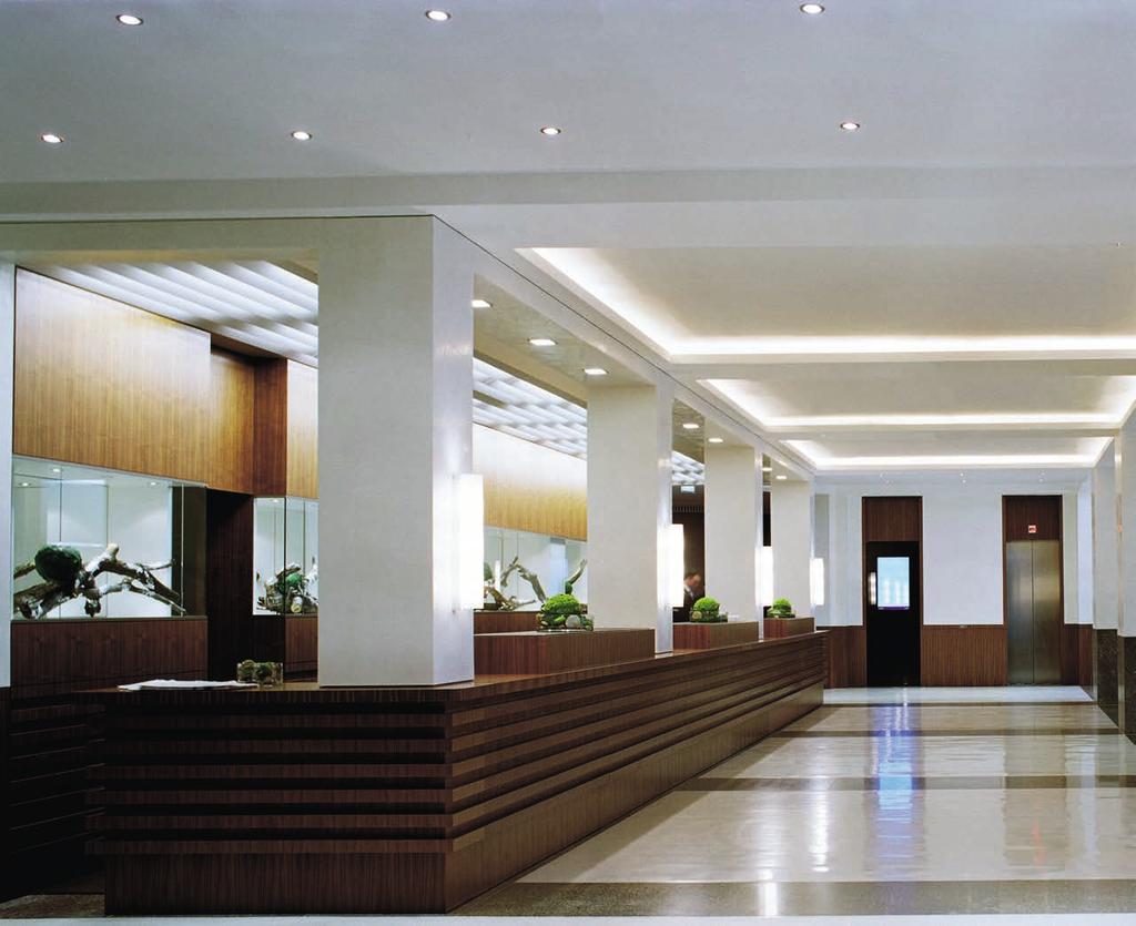 INDOOR Indoor Leuchten bestimmen mit ihrem Design und dem Licht, das sie abgeben, ganz wesentlich die Innenarchitektur jedes Gebäudes.